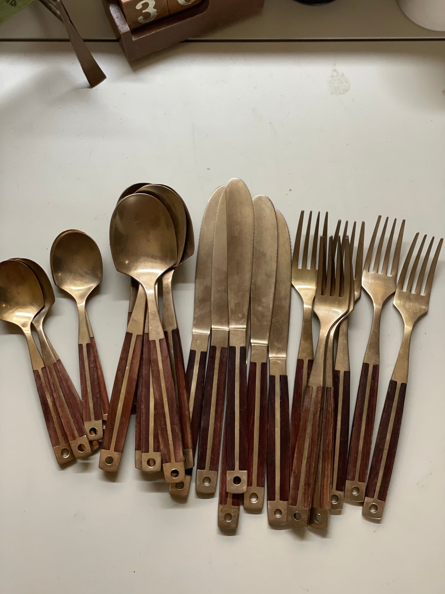 Tacâmuri rafinate din bronz și lemn trandafir Jean Claude