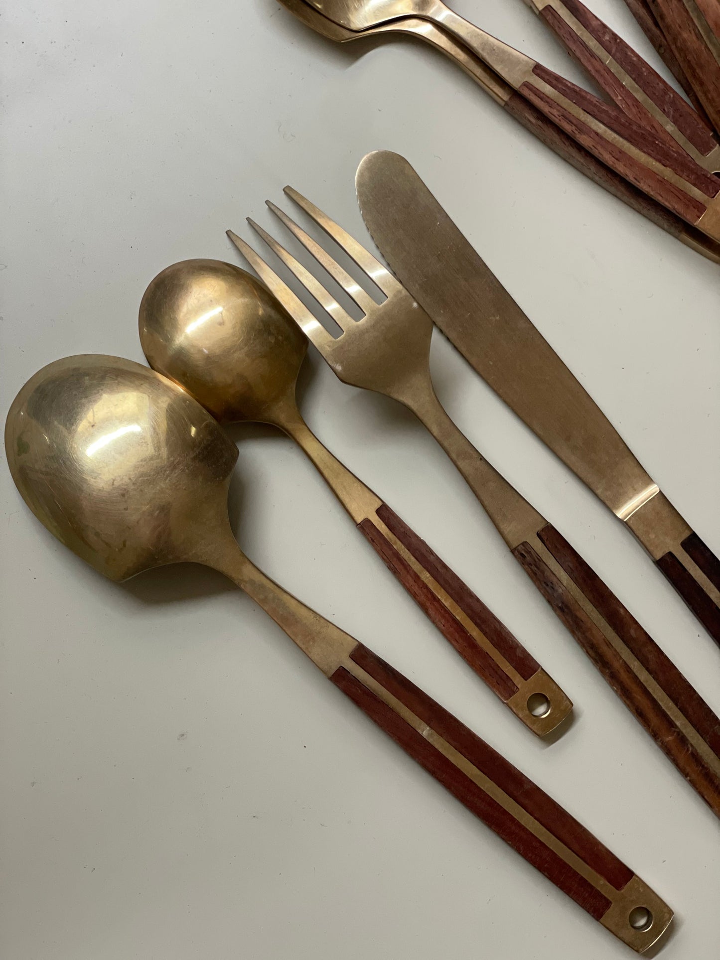 Tacâmuri rafinate din bronz și lemn trandafir Jean Claude