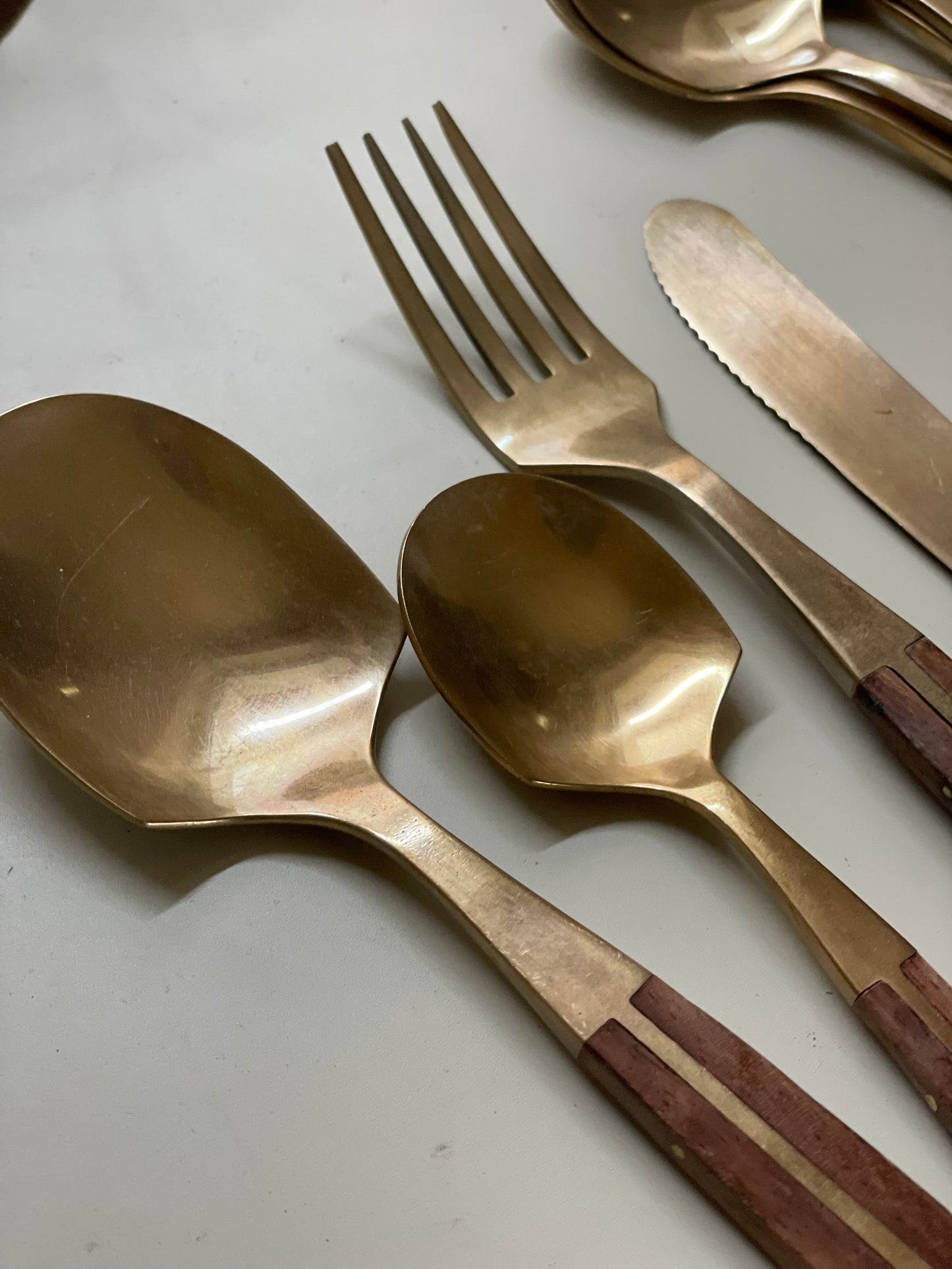 Tacâmuri rafinate din bronz și lemn trandafir Jean Claude