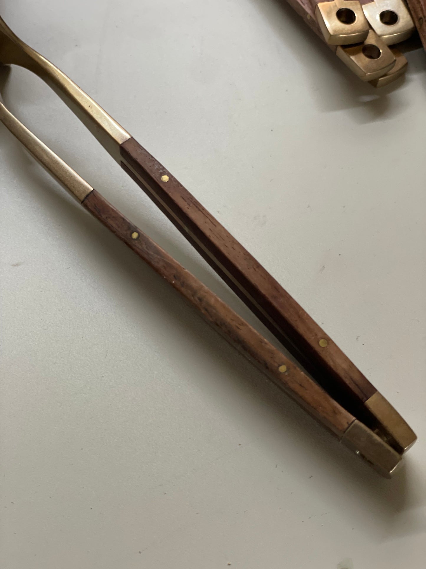 Tacâmuri rafinate din bronz și lemn trandafir Jean Claude