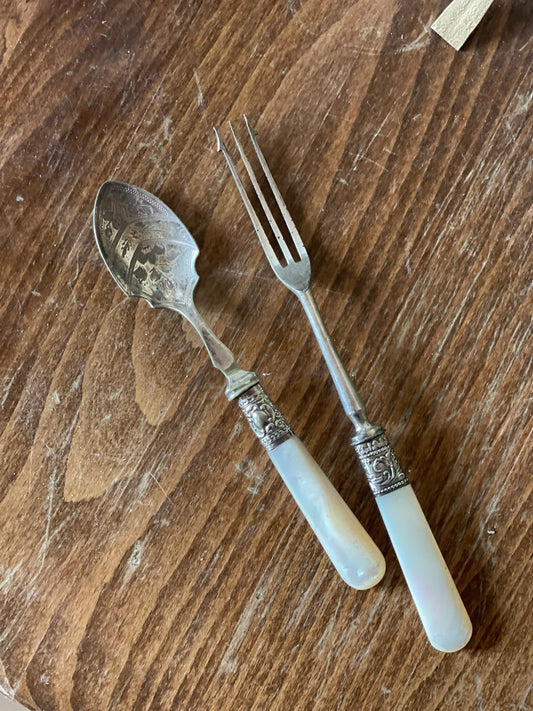 Set victorian furculiță și linguriță placate cu argint