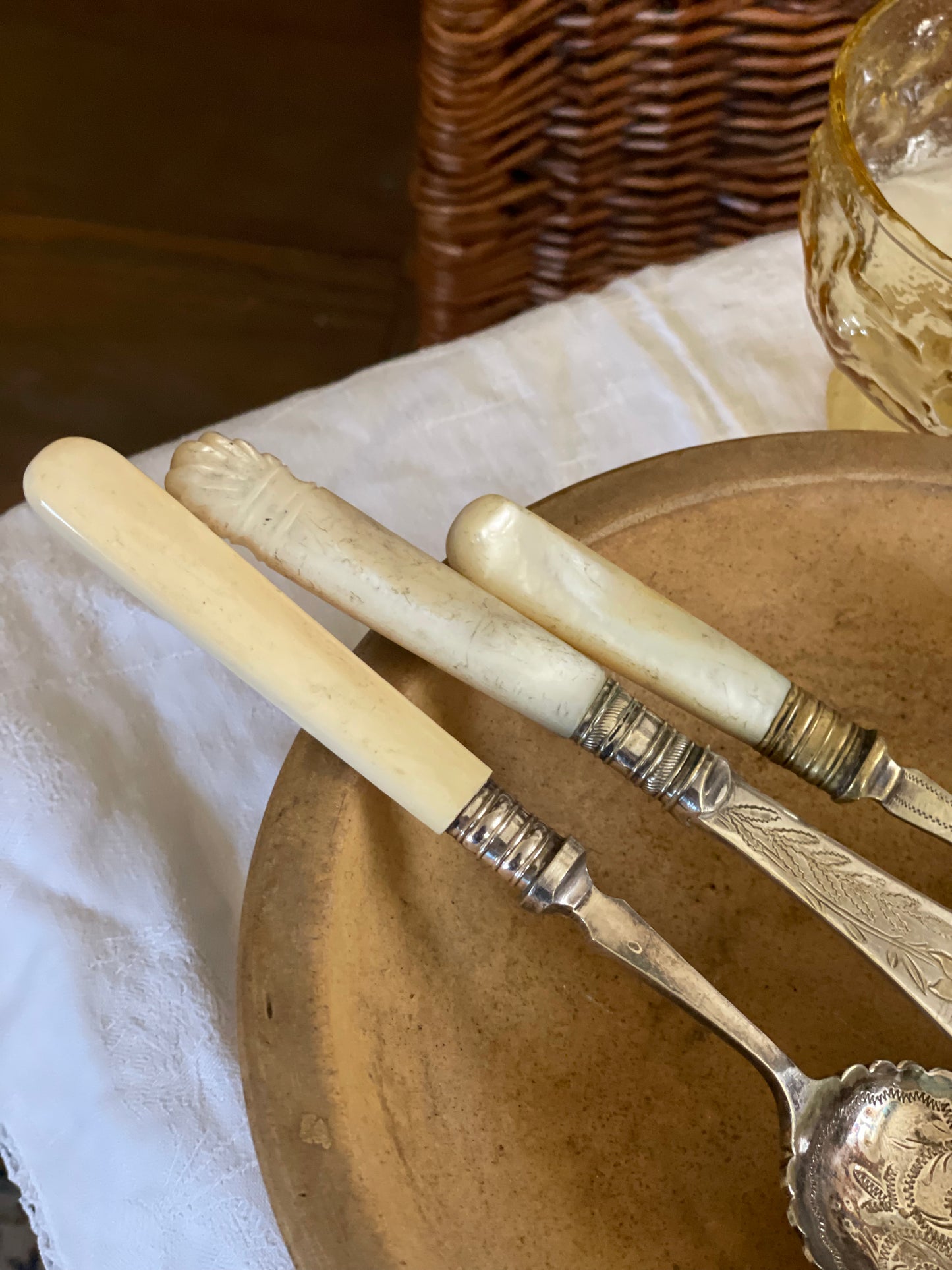 Set tacâmuri vintage argintate mâner din sidef