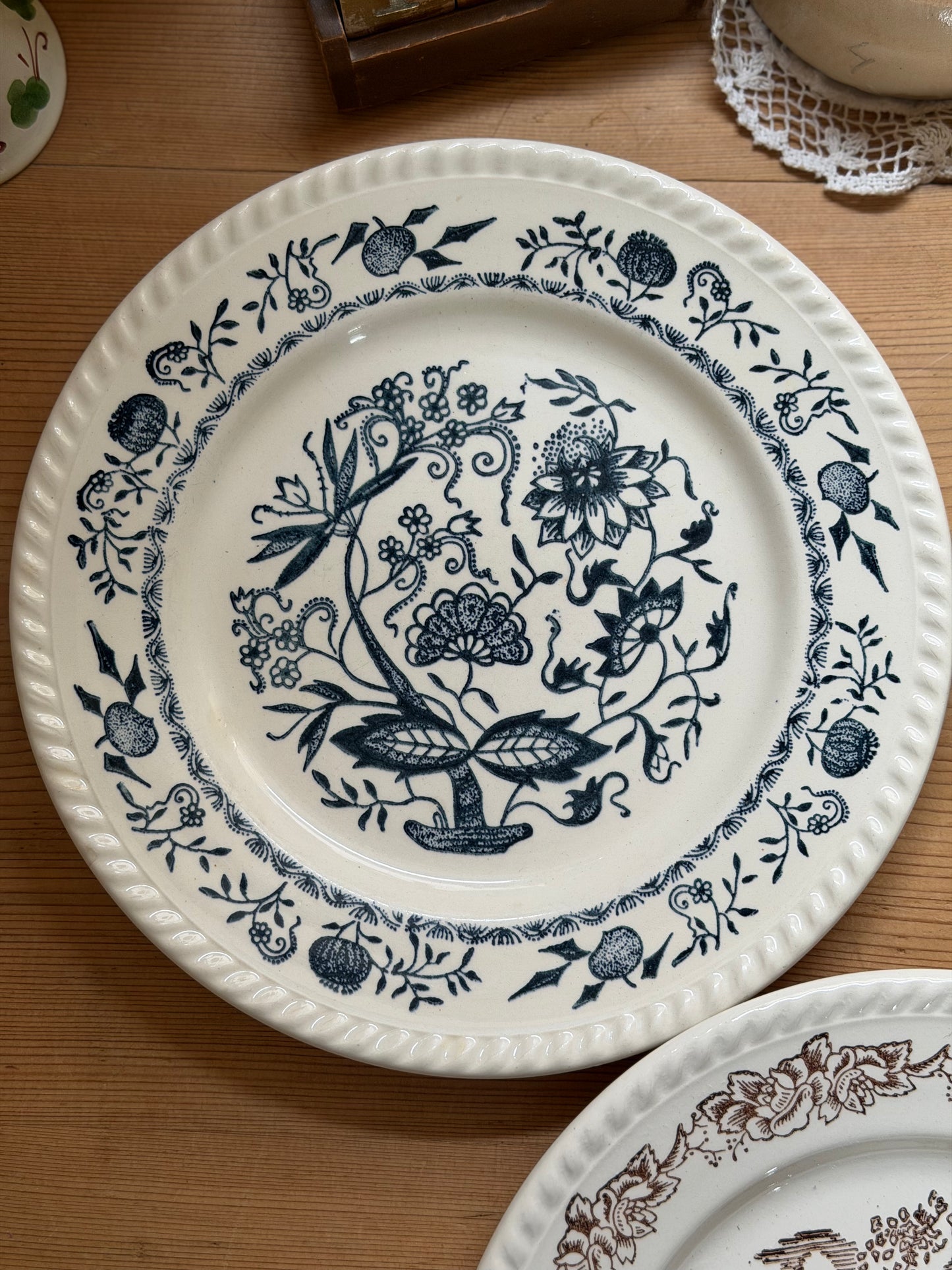Diverse farfurii vintage mix&match
