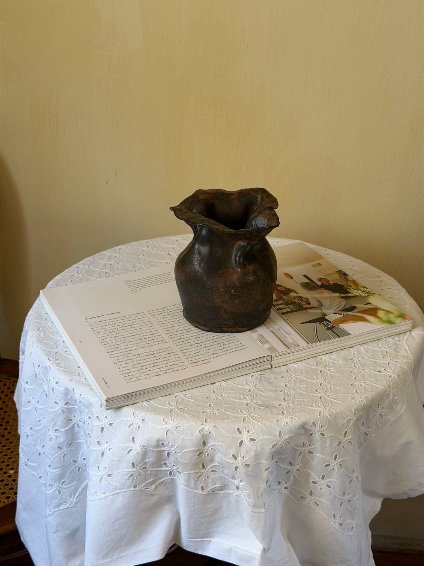 Vaza unică lucrată manual din ceramica glazurată, sec XX