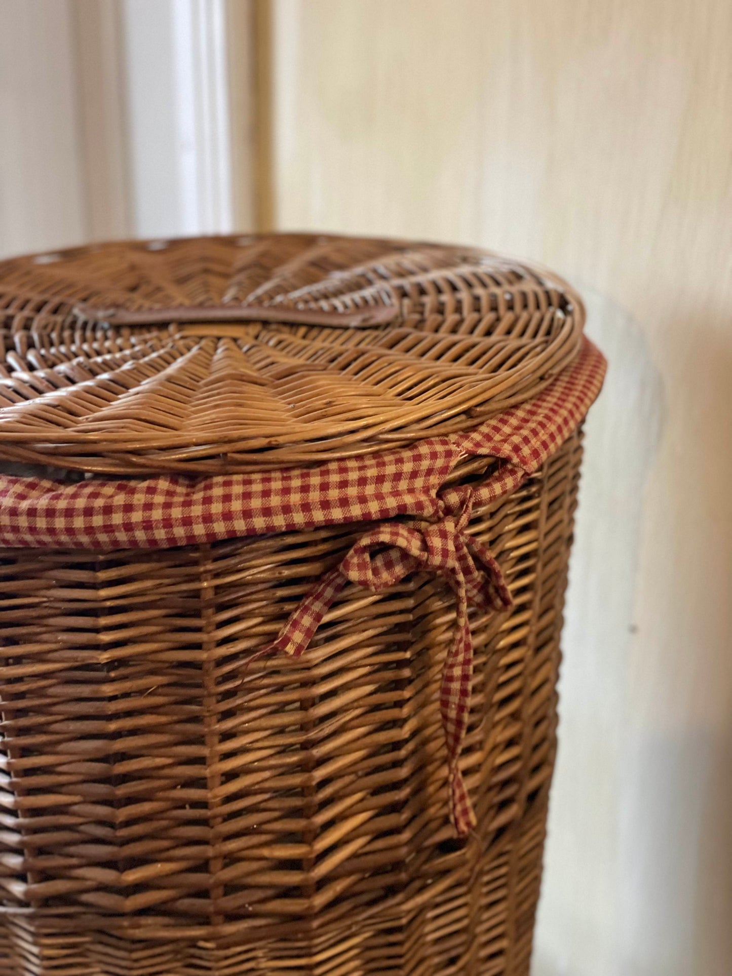 Coș vintage pentru rufe împletit din răchită