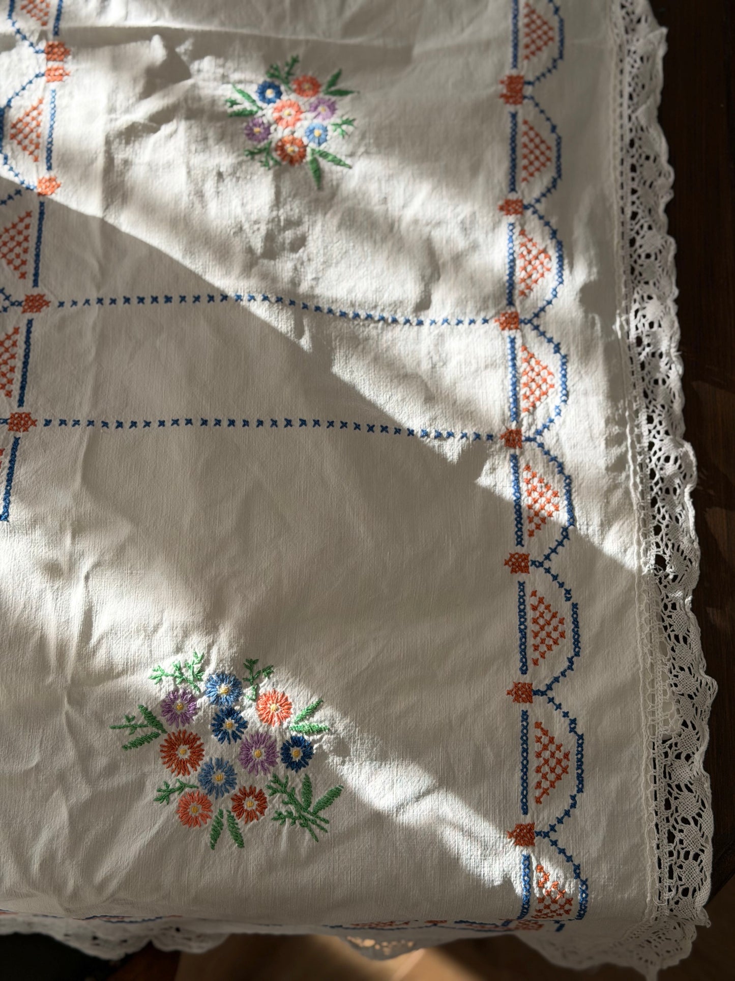 Față de masă brodată manual în stil tradițional