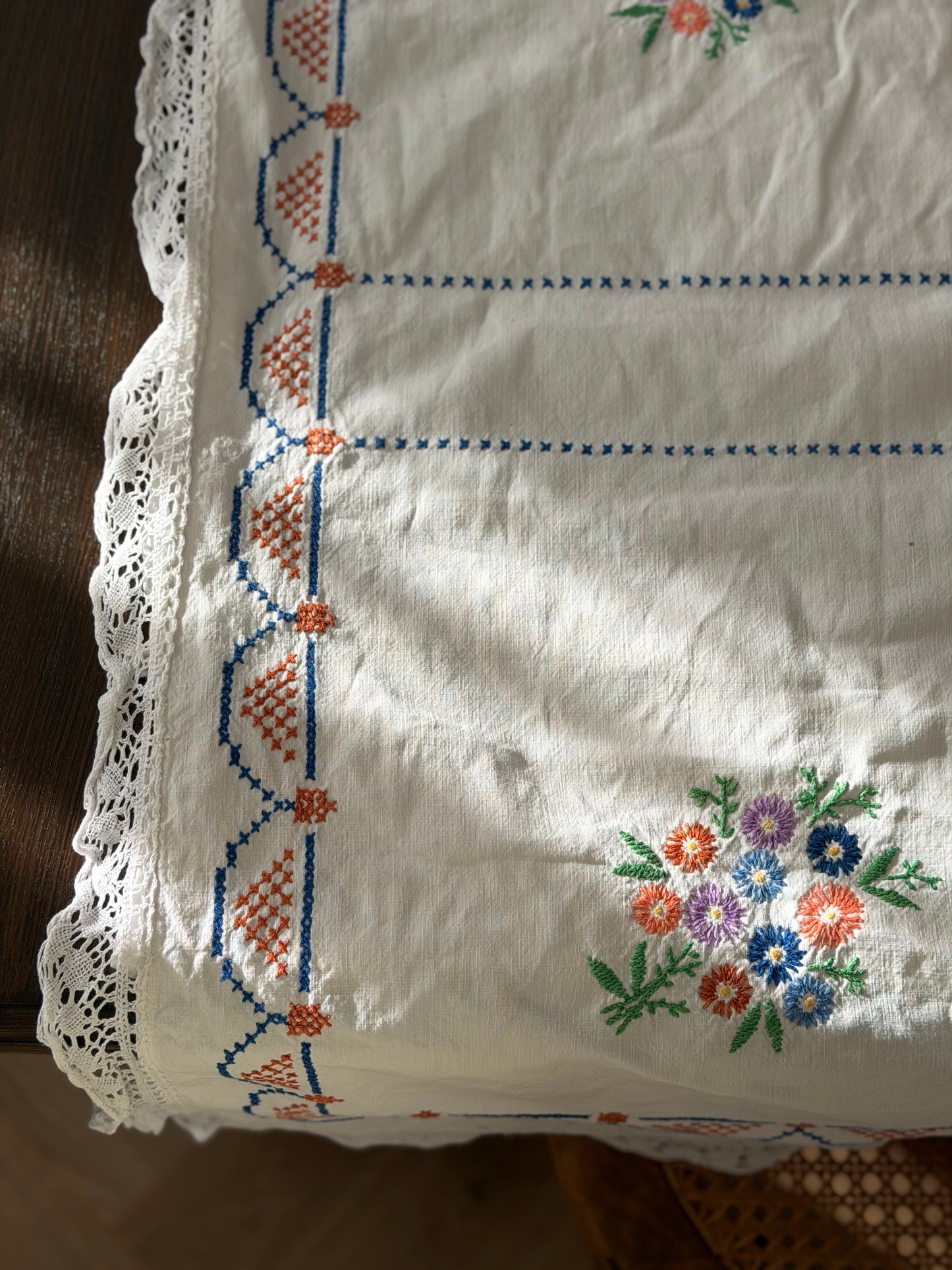 Față de masă brodată manual în stil tradițional