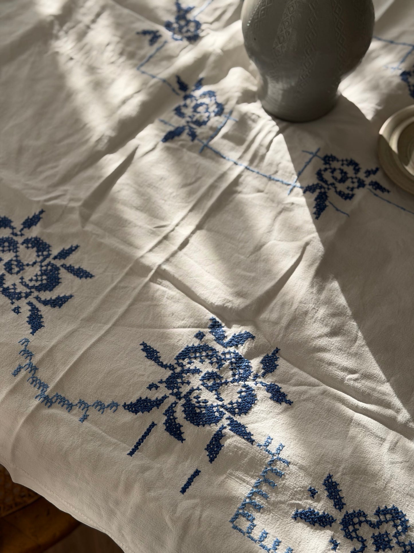 Față de masă florală, brodată manual din bumbac