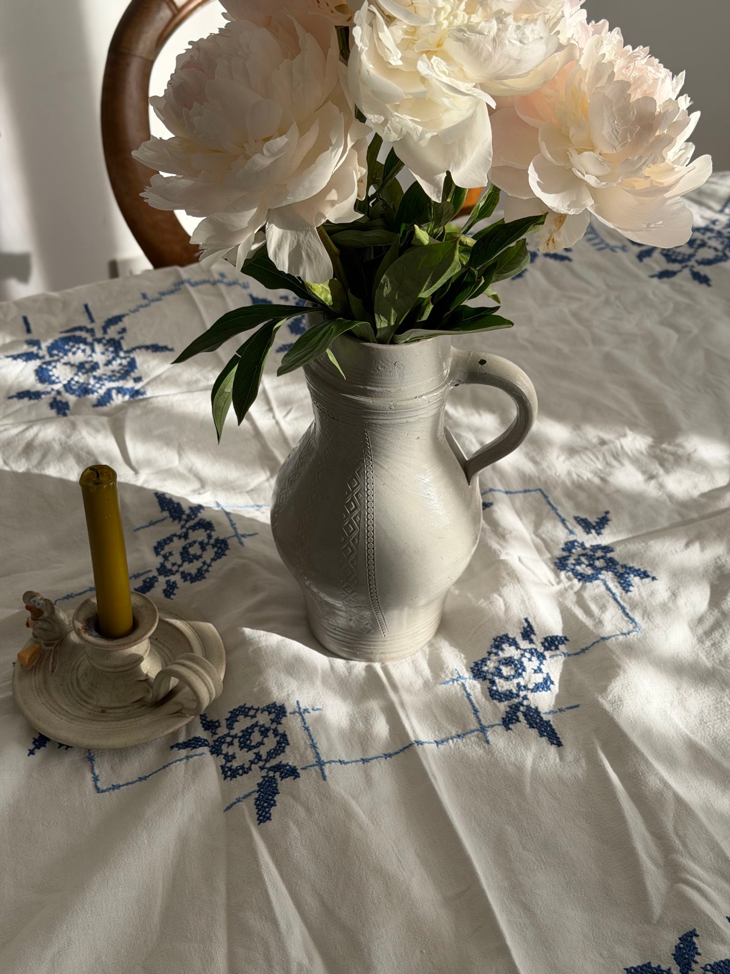 Față de masă florală, brodată manual din bumbac
