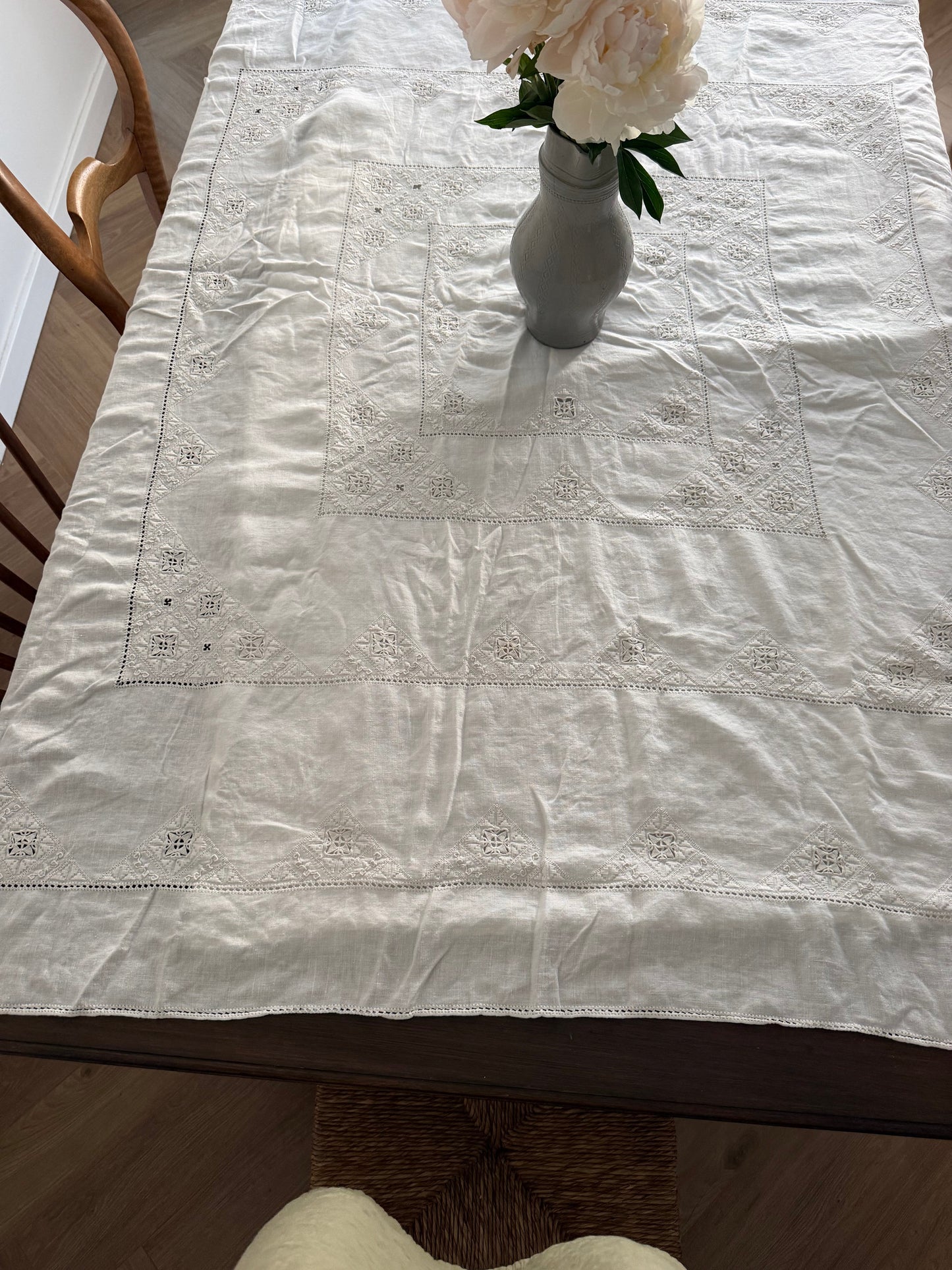 Față de masă mare din in, brodată manual