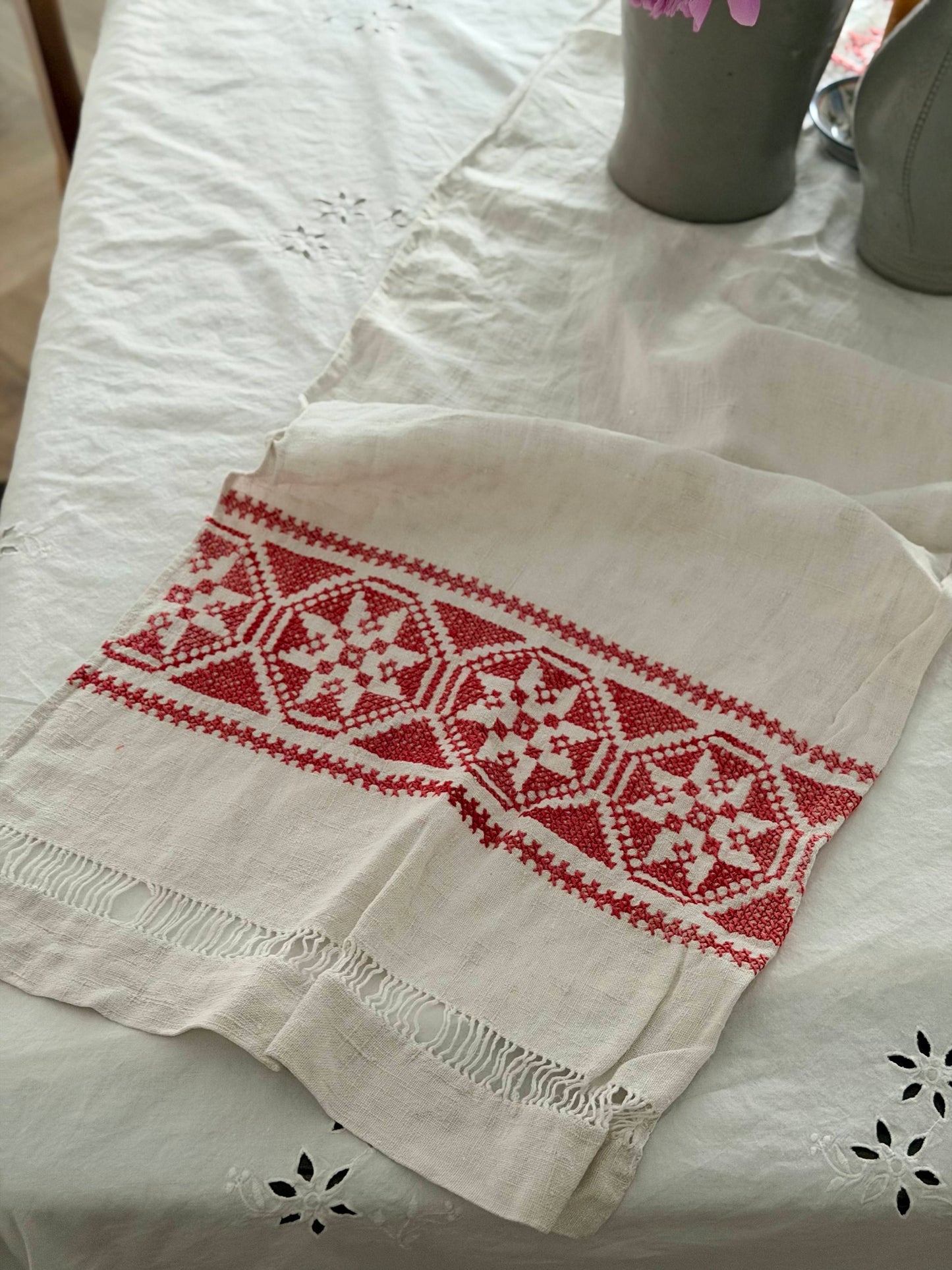 Traversă de masă brodată tradițional din in