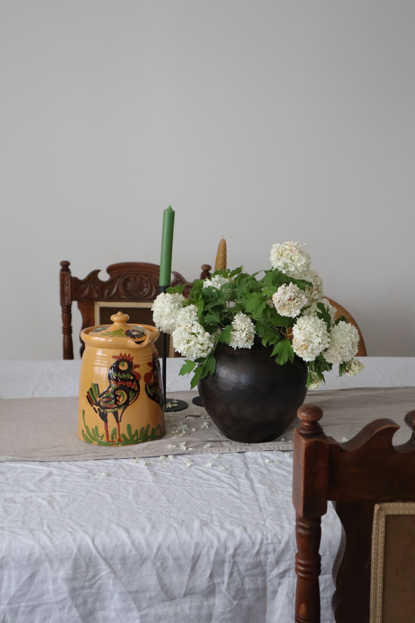 Carafă veche din ceramică pictată manual