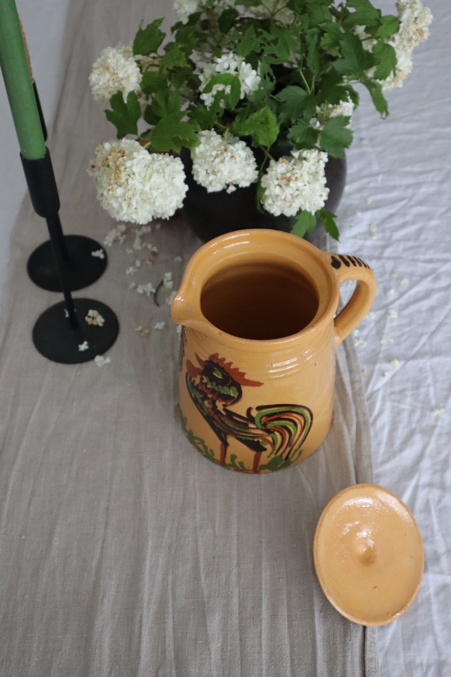 Carafă veche din ceramică pictată manual