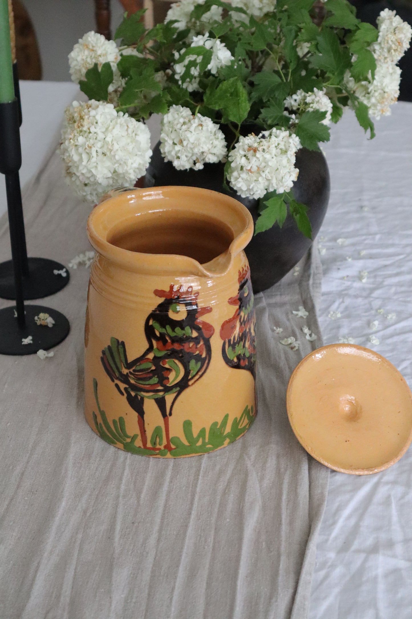 Carafă veche din ceramică pictată manual