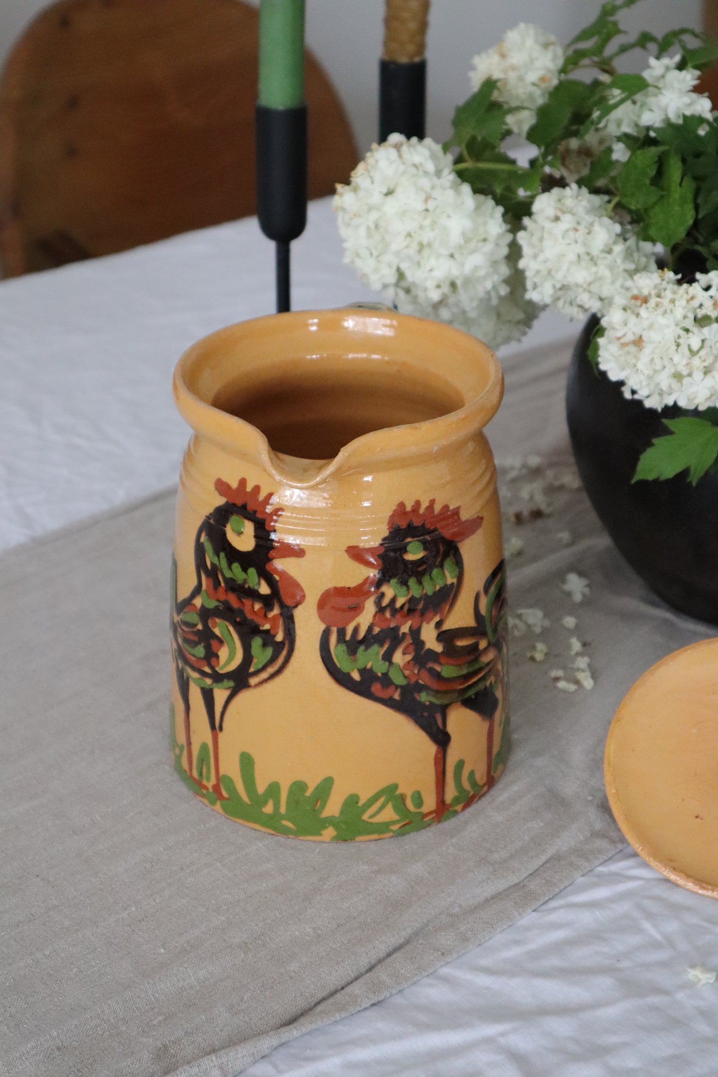 Carafă veche din ceramică pictată manual