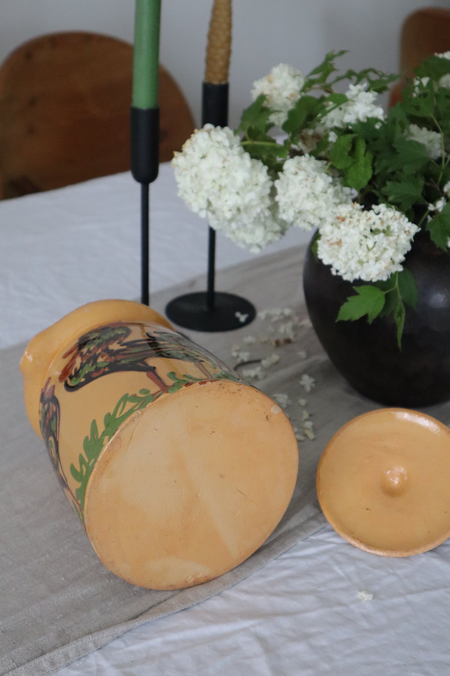 Carafă veche din ceramică pictată manual