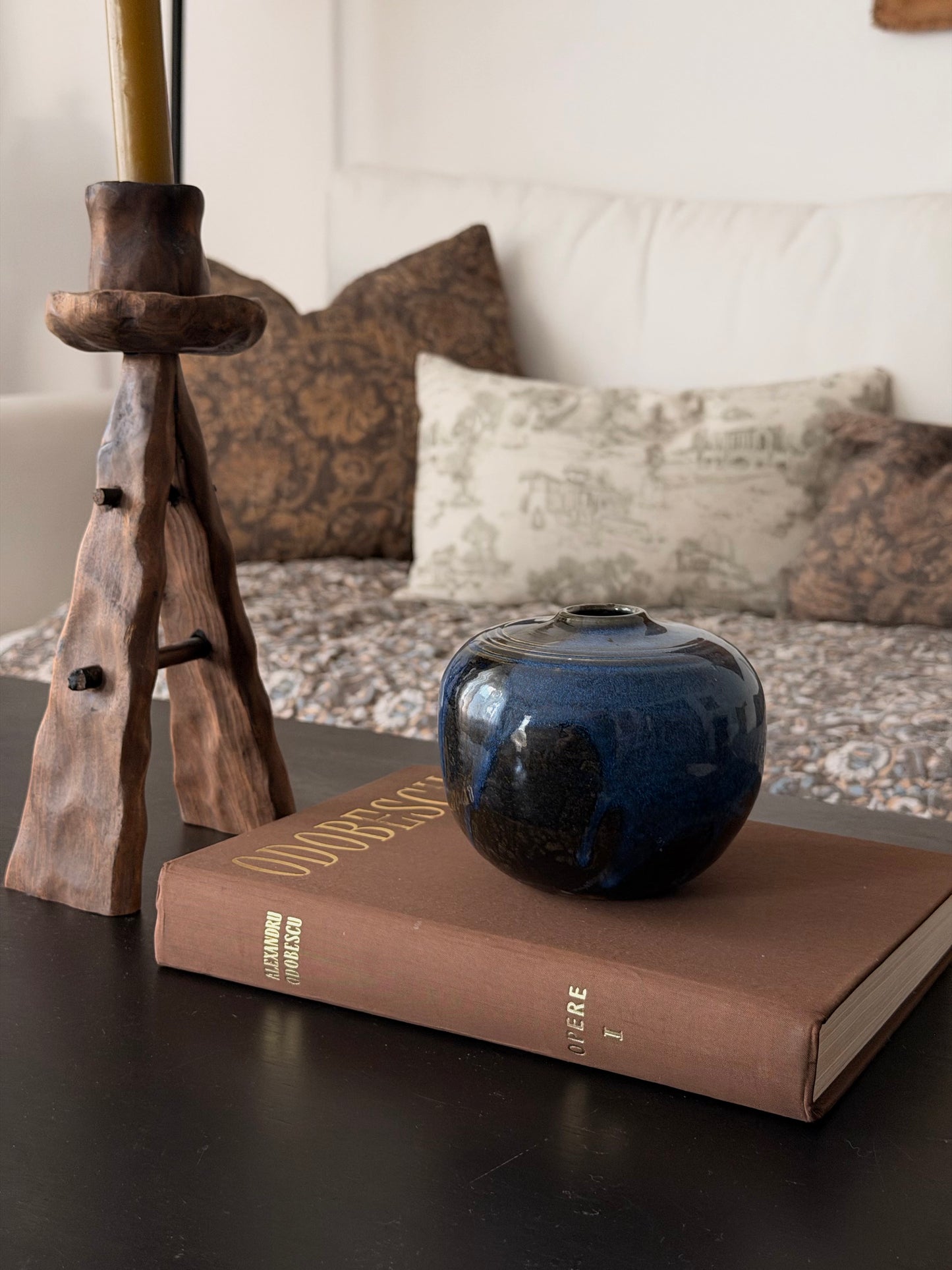 Vaza decorativă mică din ceramică glazurată, semnată Kubicek
