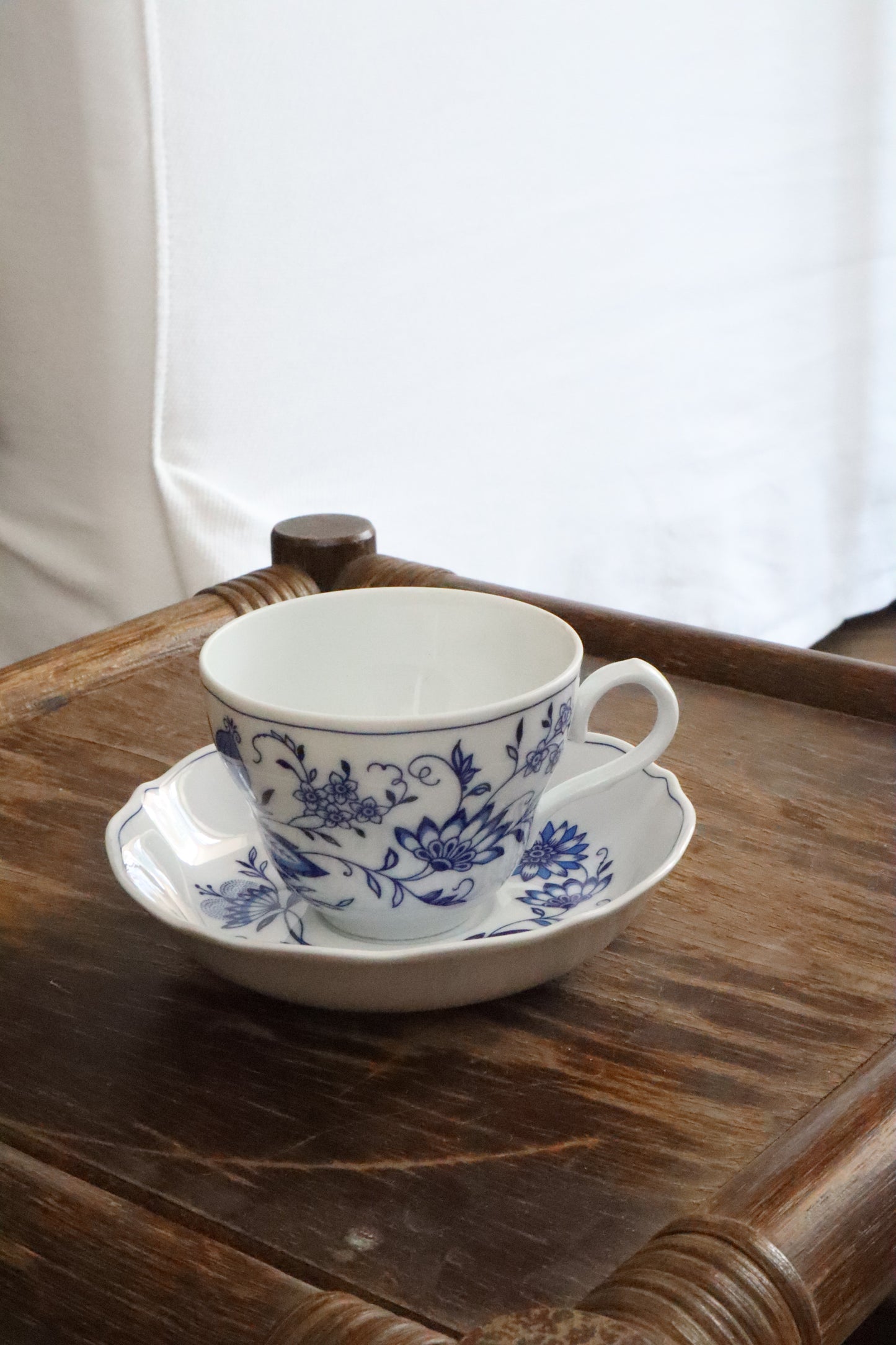 Set cană și farfurie porțelan Blue Onion collection Form Marienbad Ingres Weiss