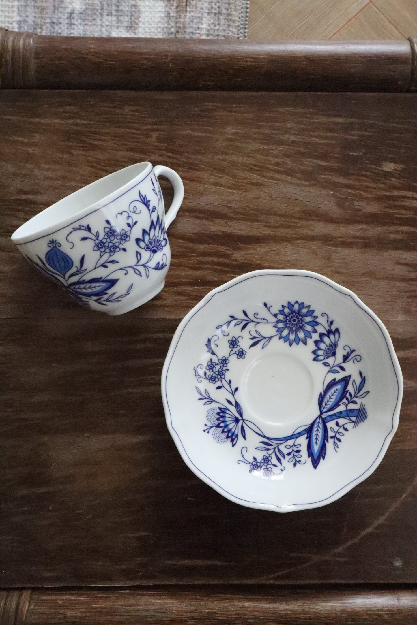 Set cană și farfurie porțelan Blue Onion collection Form Marienbad Ingres Weiss