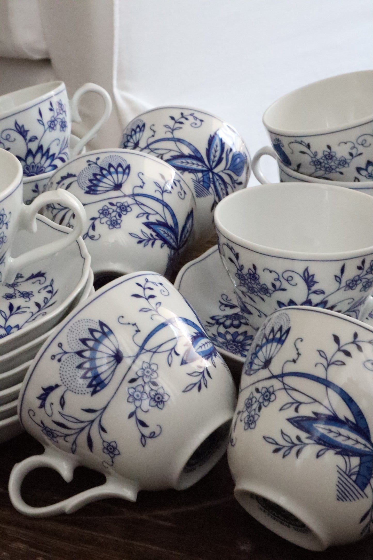 Set cană și farfurie porțelan Blue Onion collection Form Marienbad Ingres Weiss