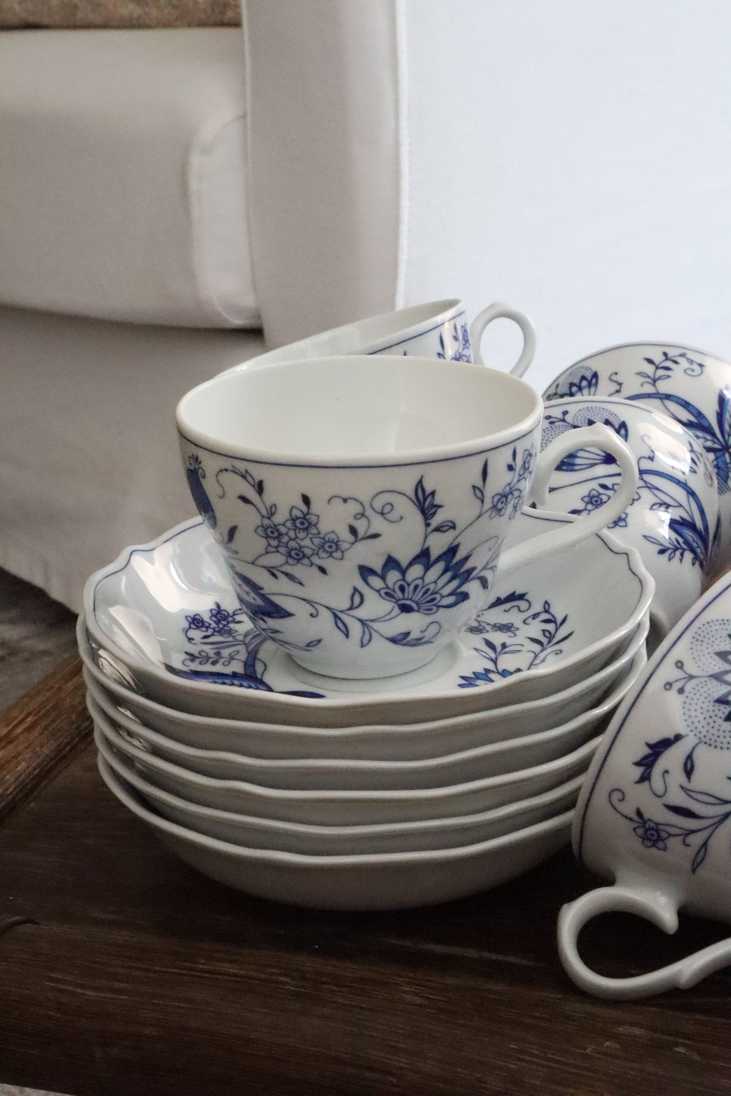 Set cană și farfurie porțelan Blue Onion collection Form Marienbad Ingres Weiss