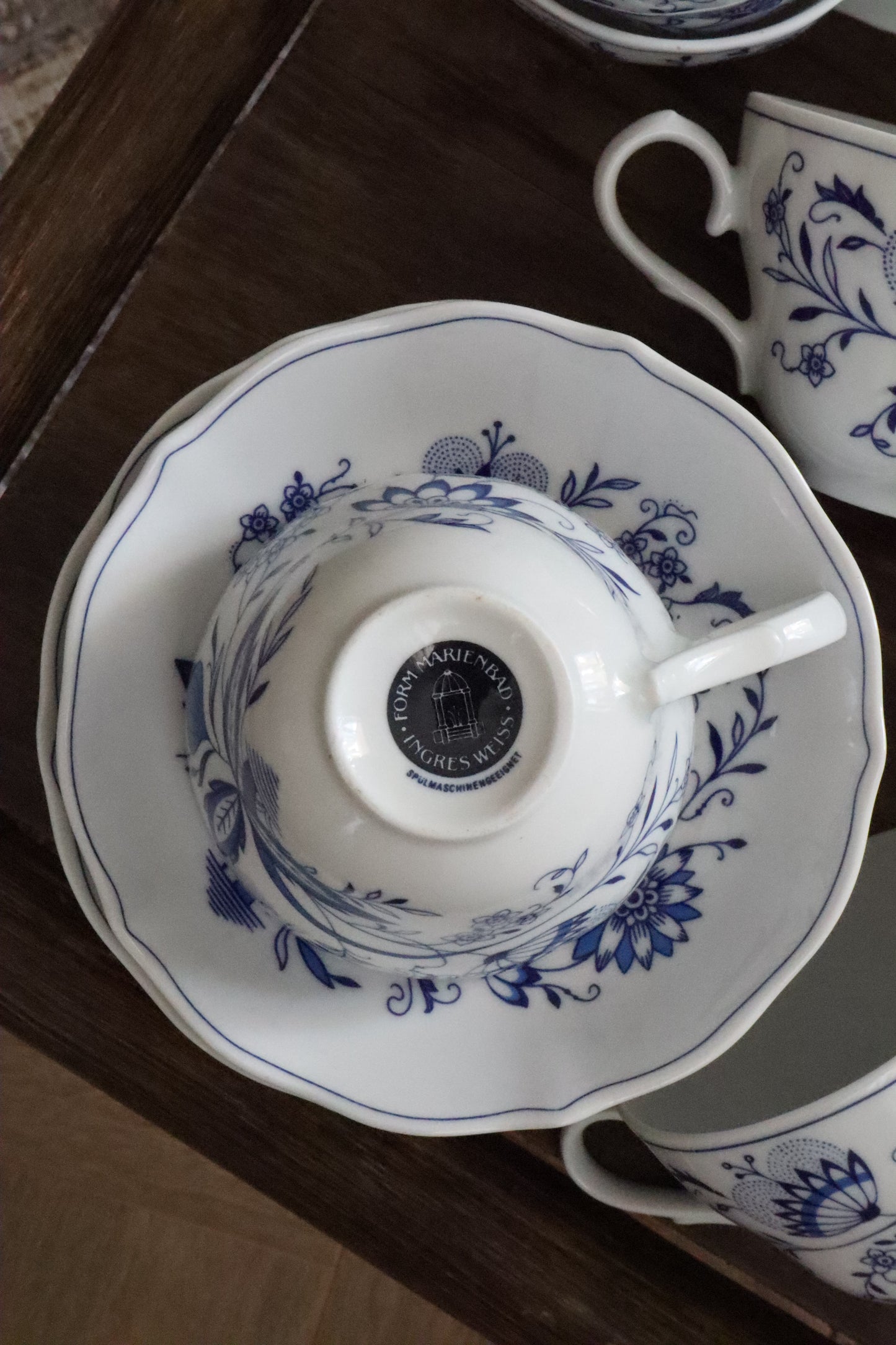 Set cană și farfurie porțelan Blue Onion collection Form Marienbad Ingres Weiss