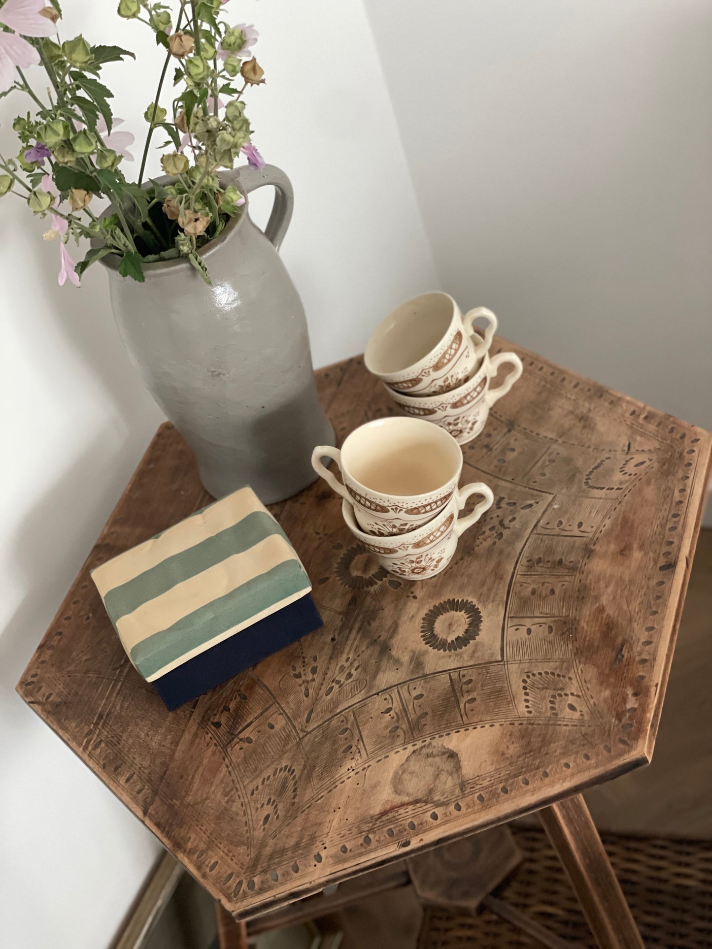 Căni din ceramică englezească, pictate manual