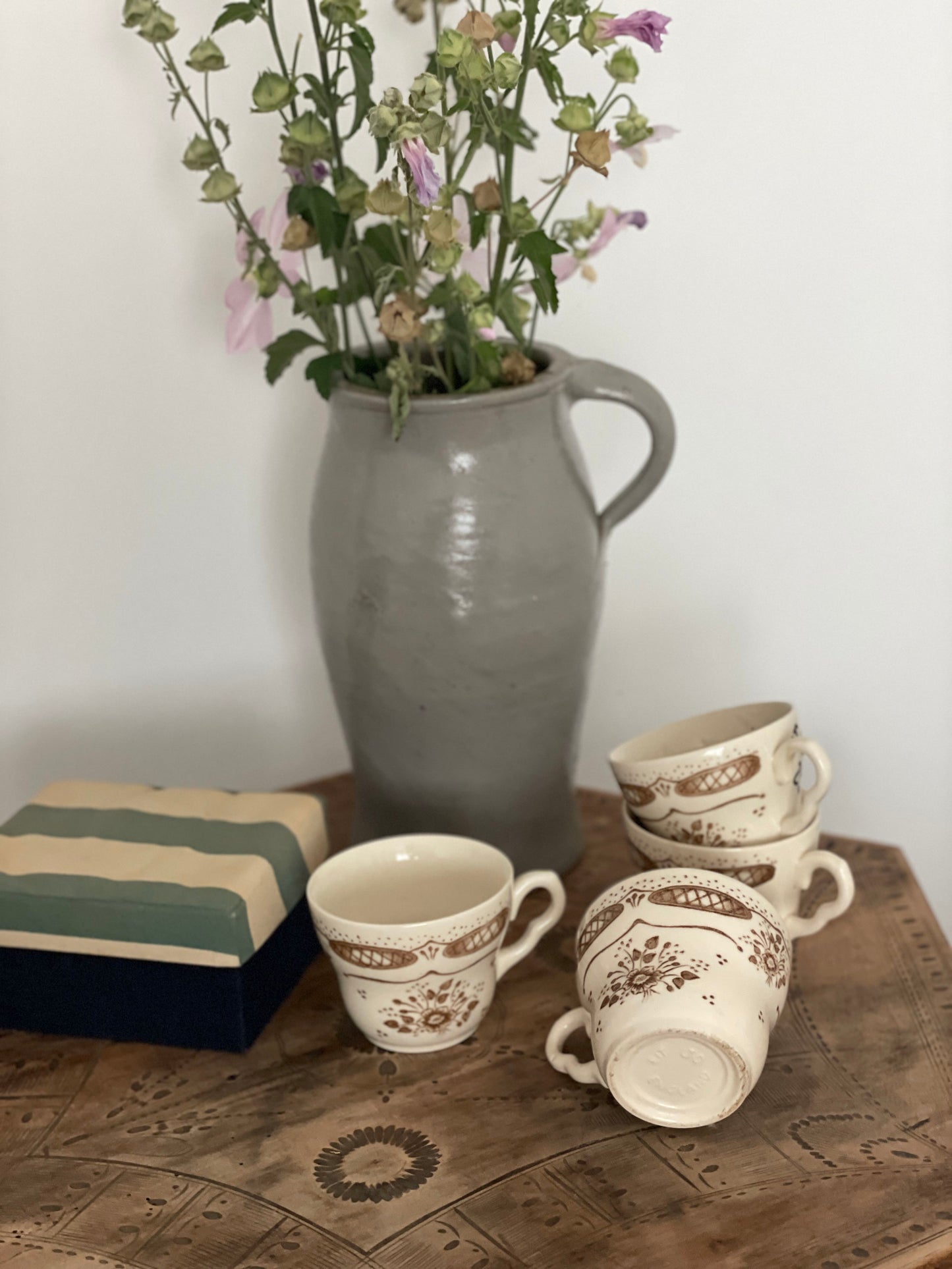 Căni din ceramică englezească, pictate manual