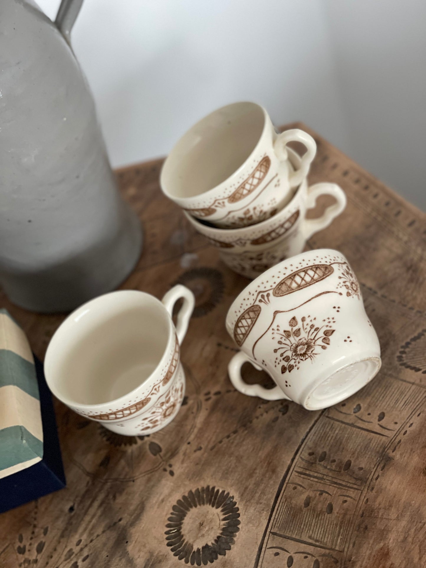 Căni din ceramică englezească, pictate manual