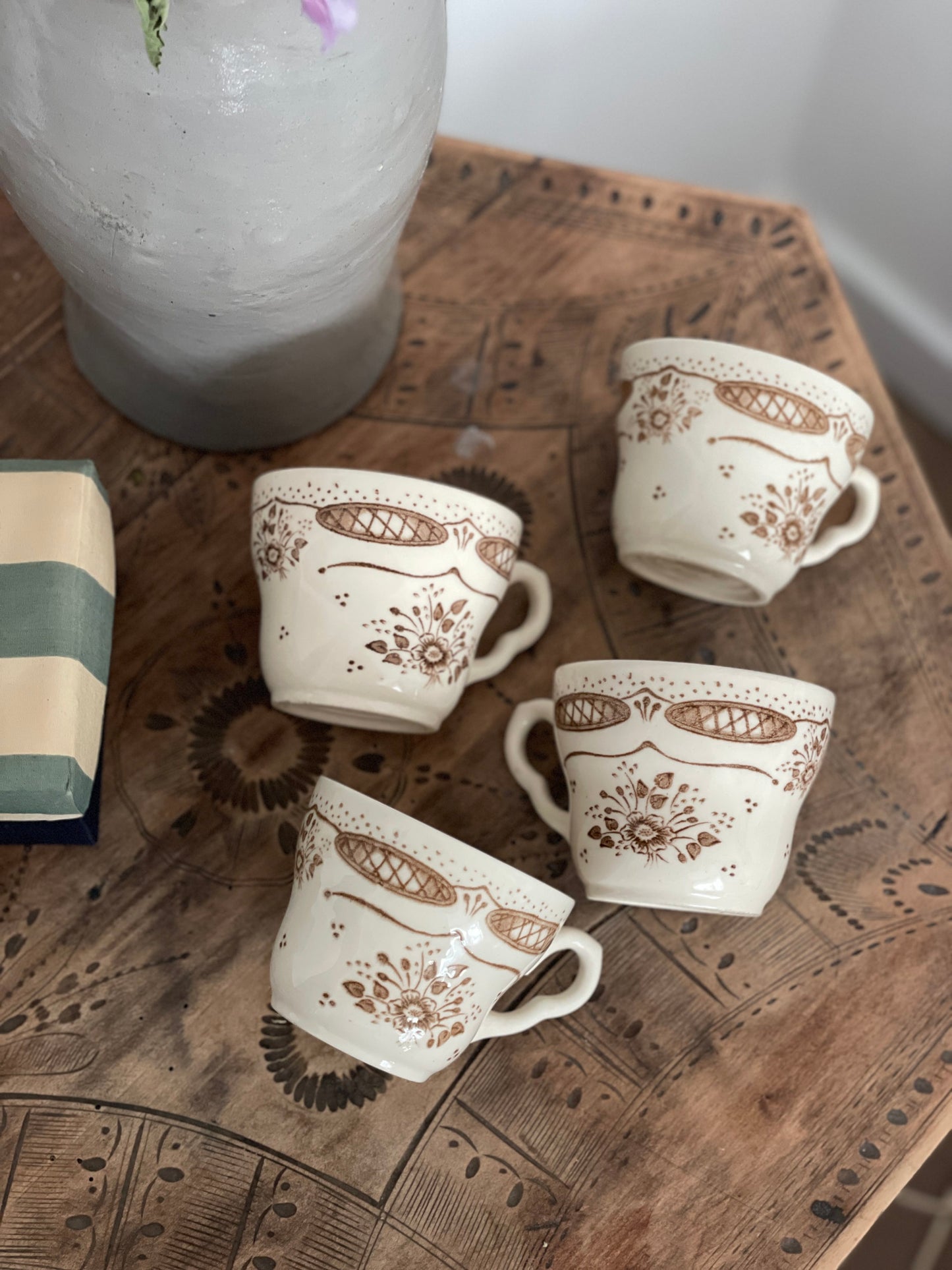 Căni din ceramică englezească, pictate manual