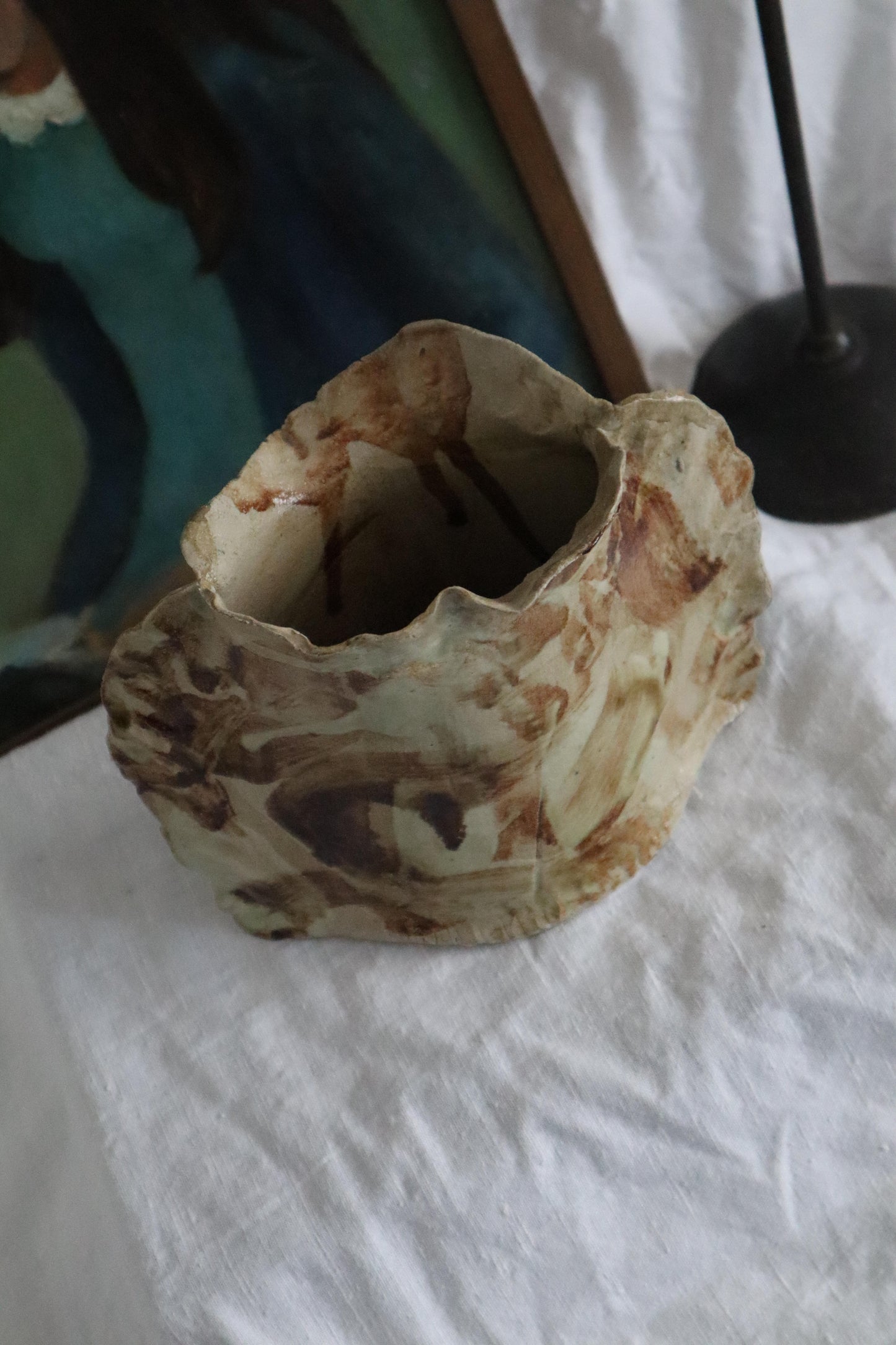 Vază unică din ceramică lucrată manual, formă neregulată