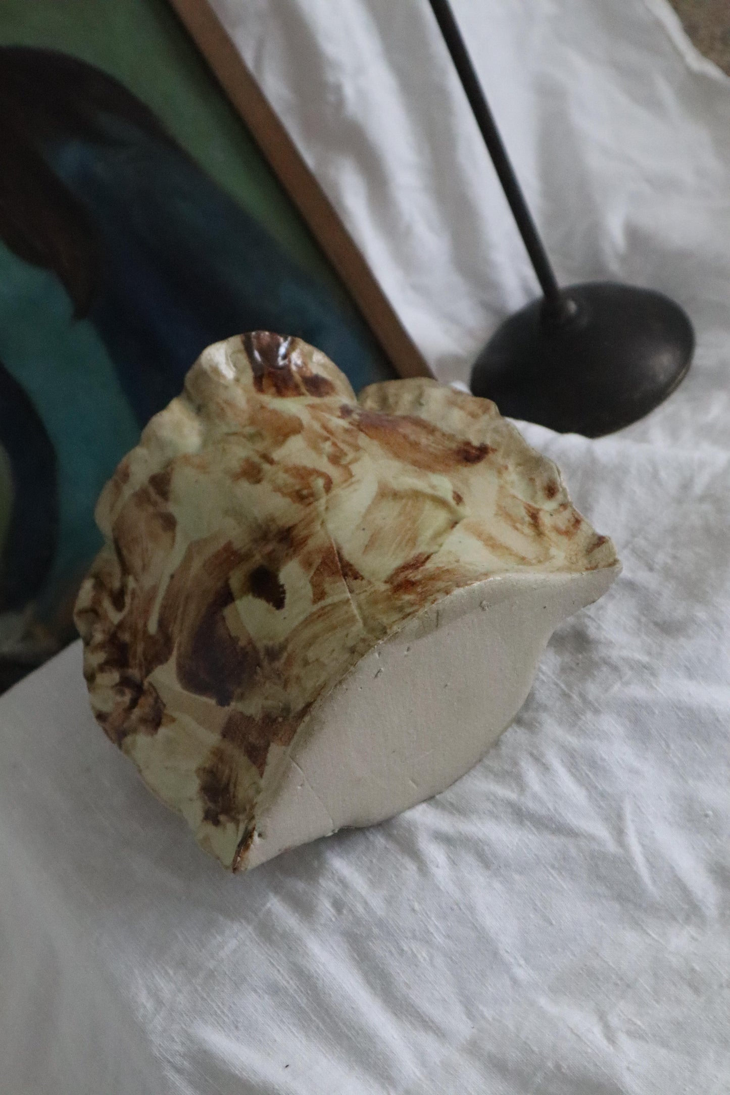 Vază unică din ceramică lucrată manual, formă neregulată