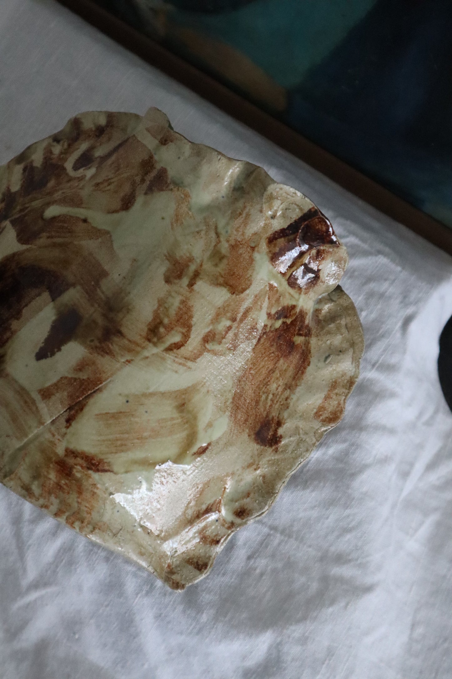 Vază unică din ceramică lucrată manual, formă neregulată