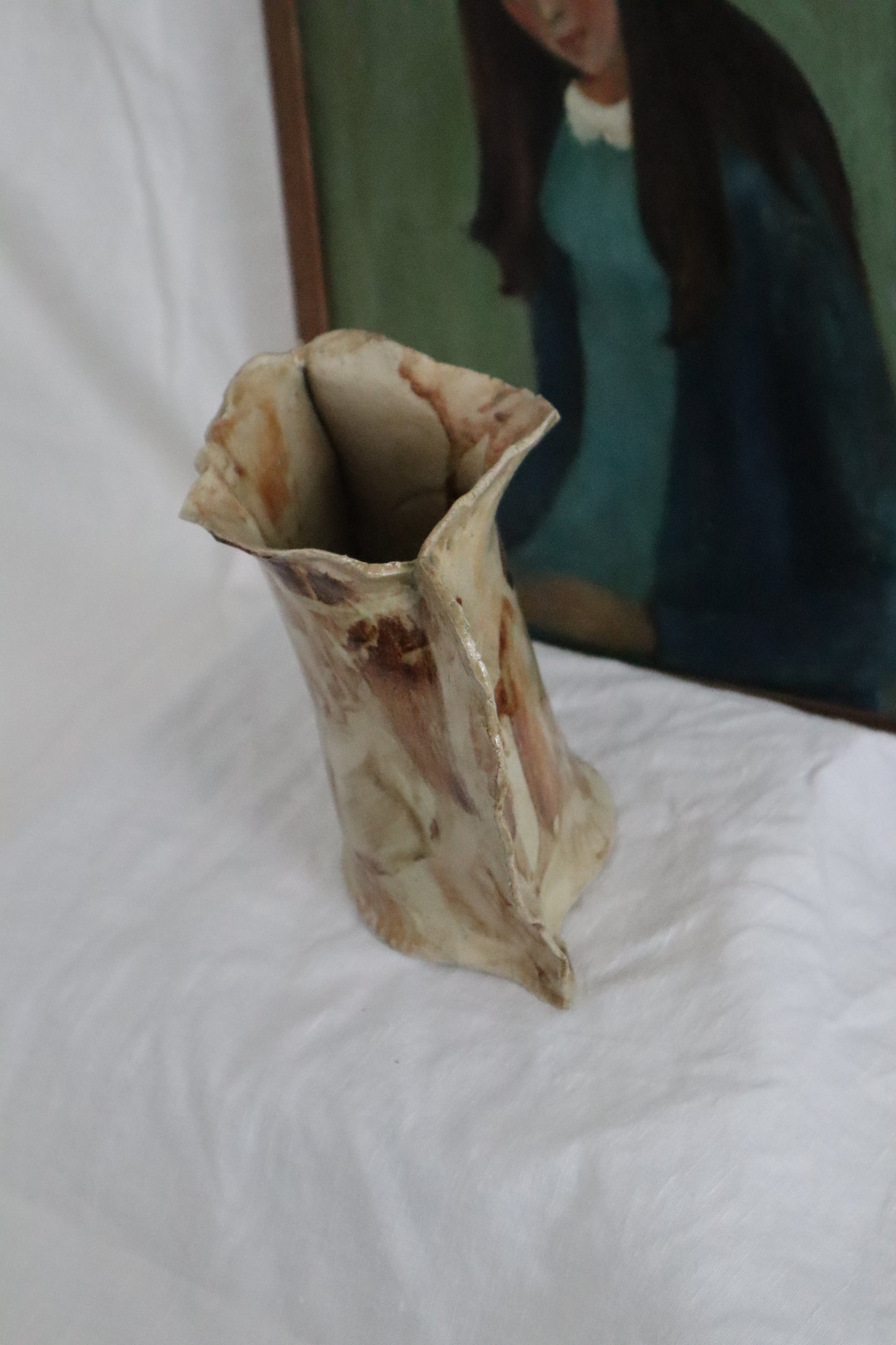 Vază unică din ceramică lucrată manual, formă neregulată