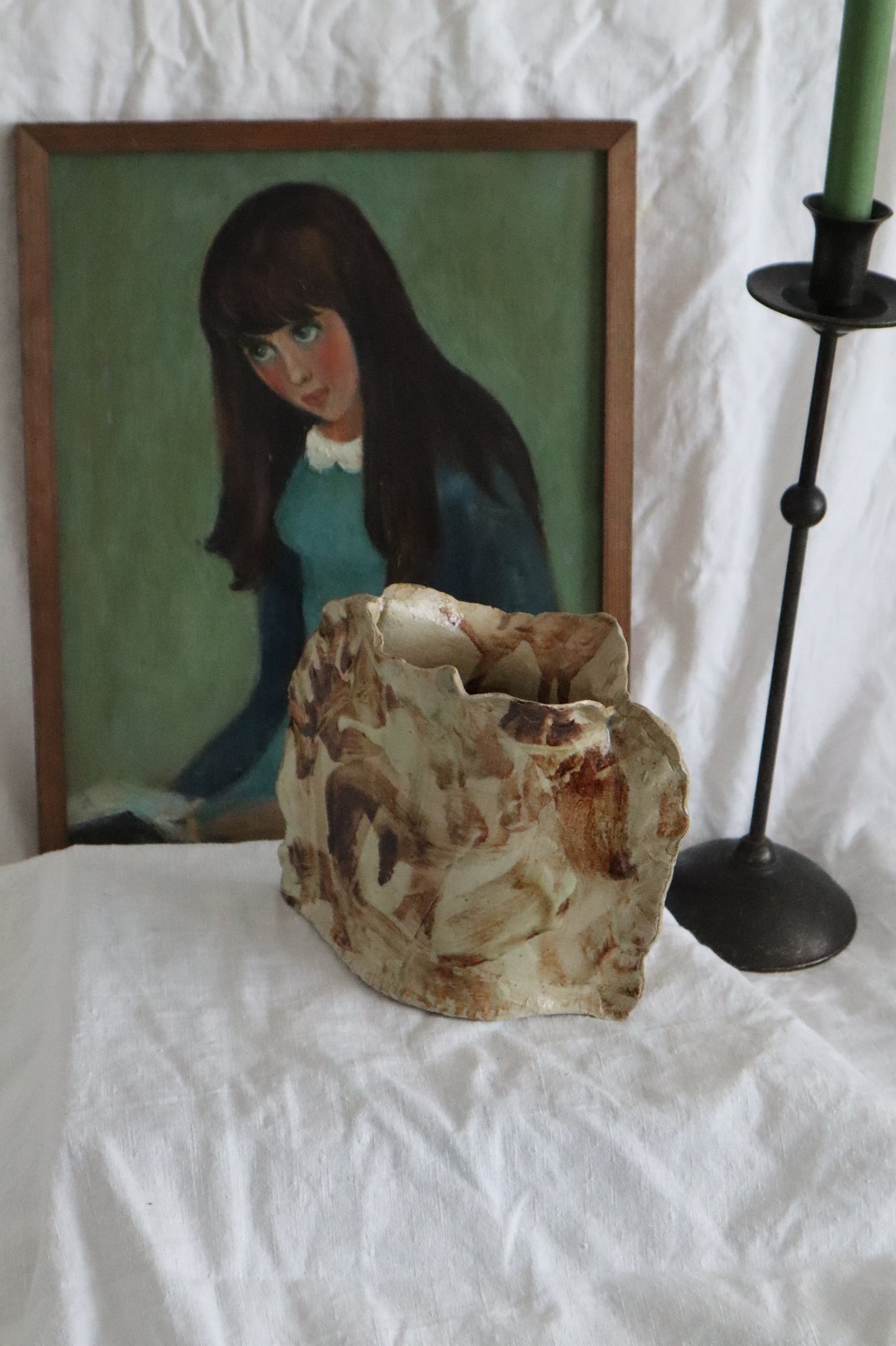 Vază unică din ceramică lucrată manual, formă neregulată